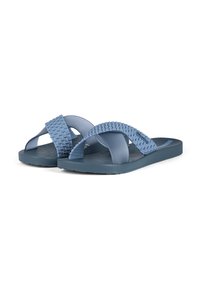 Blaue Sandalen mit flachem Sohlen, gestaltet mit strukturierten Kreuzriemen und glatter Oberfläche, ausgestattet mit einem geformten Fußbett für Komfort.