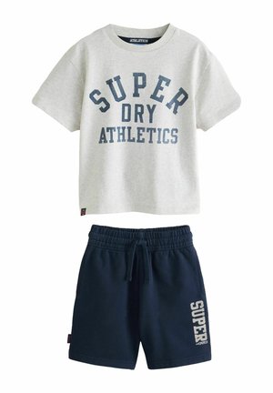 Jasnoszara koszulka z krótkim rękawem z napisem "SUPER DRY ATHLETICS" oraz granatowe spodenki z elastycznym pasem i napisem "SUPER DRY" na lewej nodze.