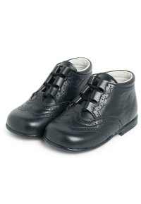 Scarpe in pelle nera con una texture liscia, dotate di cuciture decorative e un sistema di allacciatura. Punta arrotondata e altezza alla caviglia corta.