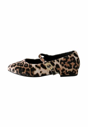 Ballerines en imprimé léopard avec un bout arrondi, une sangle noire et un petit accent de boucle métallique. Confectionnées en tissu doux et texturé. Talon plat.
