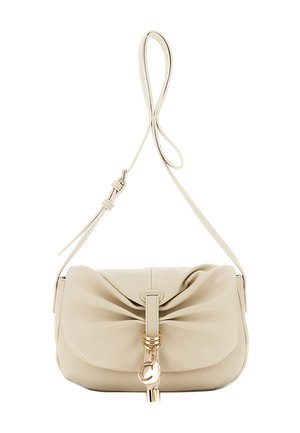 Béžová kožená kabelka přes rameno s nařaseným předním dílem, zlatým zapínáním a nastavitelným páskem přehnutým na vrchu.