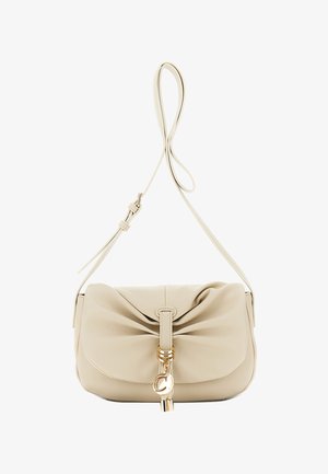 Beige leren schoudertas met een geplooide voorkant, gouden sluiting en verstelbare riem die aan de bovenkant is vastgemaakt.