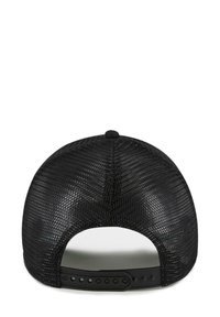 Gorra snapback negra de malla con un patrón texturizado, visera curva, correa ajustable de plástico negro y un botón en la parte superior.