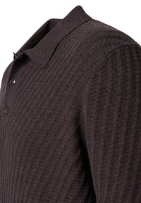 Dunkelbraunes, strukturiertes Strick-Poloshirt mit langen Ärmeln, umgeschlagenem Kragen und zwei schwarzen Knöpfen an der Knopfleiste.