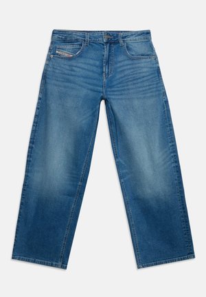 Jeans de mezclilla azul con pierna ancha, bolsillos delanteros, trabillas para cinturón y cierre de botón, mostrados extendidos sobre un fondo blanco.