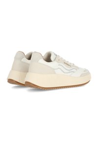 Zapatilla beige con suela de goma texturizada, parte superior de cuero suave y acentos de ante. Presenta costuras en contraste y el logo de la marca.
