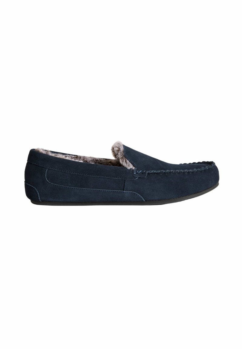 Zapatos de casa de ante azul marino, tipo slip-on, con suave forro de piel sintética, costuras decorativas en la parte superior y suela de goma flexible.