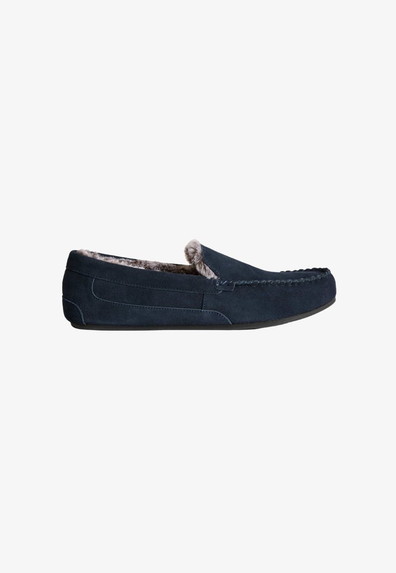 Pantofole in suede blu navy con morbida fodera in pelliccia sintetica, dettagli cuciti lungo il davanti e suola in gomma flessibile.