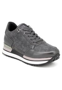 Sneaker grigio con tomaia trapuntata, pannelli laterali texture, lacci abbinati e suola stratificata con un accento rosa e battistrada in gomma.