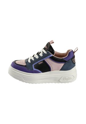 Fargerik sneaker med en kraftig hvit såle, med svarte, blå og lilla lærpaneler, rosa detaljer, og hvite snører.