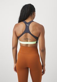 Puma 4KEEPS EVERSCULPT  - Športni modrček s srednjo podporo - flat dark gray/fizzy apple