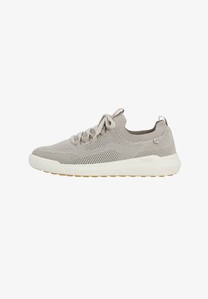 Baskets de sport gris clair avec une tige en mesh respirant, un design à lacets et une semelle blanche texturée avec une bande de roulement marron clair.