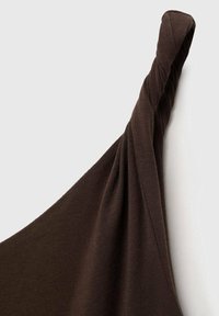 Top tricotat maro, cu un detaliu răsucit la umăr, având o textură netedă și un design drapat. Predominant într-o culoare bogată, ciocolată închisă.