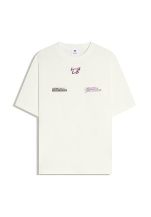 Bijela majica kratkih rukava s crnim i ružičastim tekstom koji glasi "Legacy Street Racing", "Fast & Furious" te japanski znakovi u sredini.