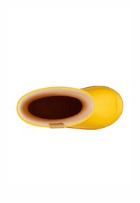 Botte en caoutchouc jaune avec un extérieur lisse, doublure intérieure beige, bout rond et une petite languette pour faciliter l'enfilage.