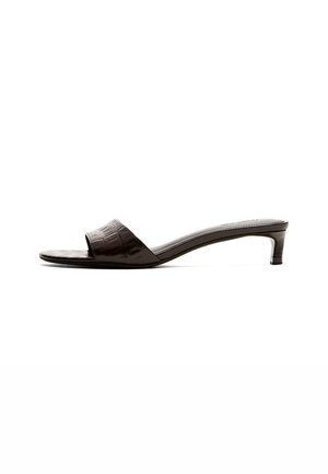 Dame mørkebrun lavhælet mule sandal med en bred frontrem og firkantet tå på hvid baggrund.