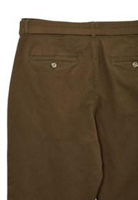 Pantaloni in cotone marrone con due tasche posteriori con chiusure a bottone. Il tessuto ha una texture liscia e resistente e una vestibilità classica.