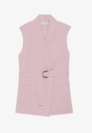 Vaaleanpunainen hihaton liivi, jossa on kietaisusuunnittelu, vyötäröllä vyö pyöreällä soljella. Liivissä on kaksi etutaskua ja sileä kangas.