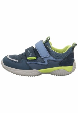 Sportieve kindersneaker in blauw en limegroen met twee klittenbandsluitingen en een gestructureerde witte zool.