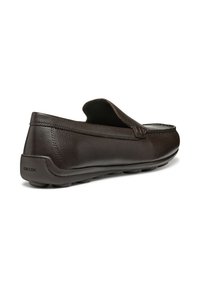 Scarpa slip-on in pelle marrone con punta rotonda, colletto imbottito e finitura texturizzata. Presenta il marchio Geox sul tallone. Suola in gomma leggera.