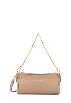 Borsa cilindrica in pelle beige con tracolla a catena dorata e logo dorato "Lancaster Paris" sul davanti.