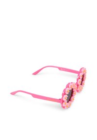 Lunettes de soleil florales roses avec des verres en forme de cœur, ornées d'accents floraux en 3D. Caractéristiques d'une monture et de branches en plastique lisse et brillant.