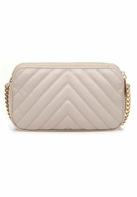 Jasno beżowa torebka ze sztucznej skóry w pikowanej fakturze w wzór chevron, z złotym łańcuchem na pasku i zamknięciem na zamek.