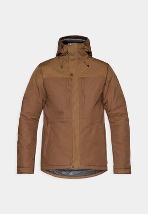 Veste isolante marron avec capuche, fermeture éclair à l'avant et boutons-pression, deux poches sur la poitrine et sur les côtés, et poignets ajustables.