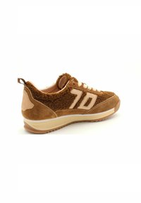 Sneaker marron avec un dessus texturé et duveteux, des accents en daim, des lacets beiges et une épaisse semelle en caoutchouc. Le numéro "70" est affiché sur le côté.