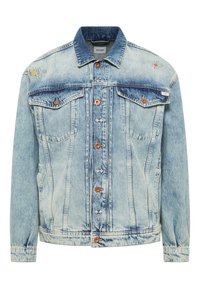 Jasnoniebieska kurtka dżinsowa o klasycznym kroju, z dwoma kieszeniami na piersiach, miedziakami oraz haftowanymi detalami na ramionach.
