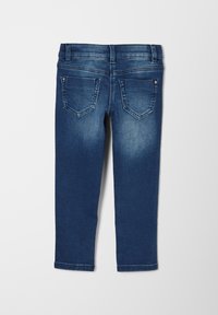 Blauwe spijkerbroek met een aansluitend ontwerp, voorzien van een middelhoge taille, twee achterzakken en subtiele vervagingen bij de knieën.