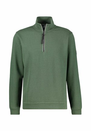 Grüner Langarm-Pullover mit strukturierter Stoffqualität, einem Viertelreißverschluss und Stehkragen, dargestellt auf weißem Hintergrund.