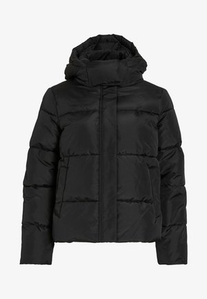 Veste matelassée noire avec un col montant et une capuche, comportant des sections matelassées horizontales, une fermeture éclair à l'avant et des poches latérales.