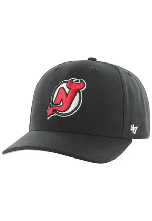 Gorra de béisbol negra con un logotipo bordado de los New Jersey Devils en rojo y blanco en la parte delantera. Fabricada de tela con una visera curvada.