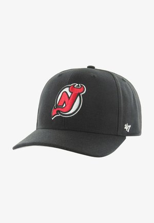 Gorra de béisbol negra con un logotipo bordado de los New Jersey Devils en rojo y blanco en la parte delantera. Fabricada de tela con una visera curvada.