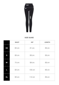 Zwarte leggings verticaal weergegeven met een maatgids eronder. Kenmerken zijn onder andere gelabelde metingen voor taille, heup en lengte in centimeters.