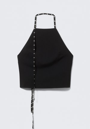 Haut noir à col licou avec un design structuré, agrémenté d'œillets argentés sur le côté et de liens pour ajustement. Texture de tissu lisse.