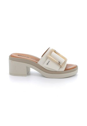 Sandalo mule beige con punta aperta, tacco a blocco, ampia fascia e grande fibbia rettangolare in tartaruga.