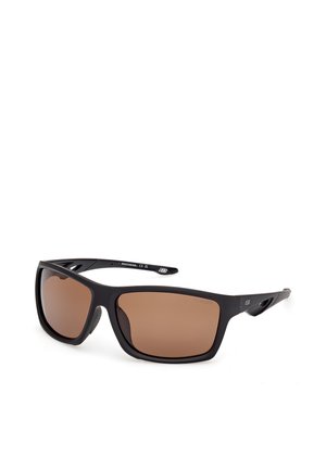 Schwarze rechteckige Sonnenbrille mit braunen polarisierten Gläsern und leicht gebogenen Bügeln auf weißem Hintergrund.