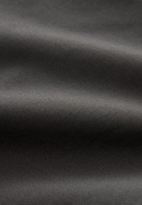 Texturiert schwarzer Stoff mit glatter Oberfläche, der horizontale Rippungen und einen subtilen Glanz aufweist und Tiefe und Bewegung zeigt.