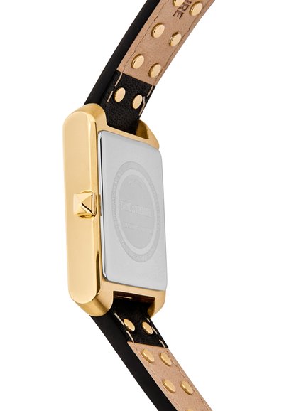 Ορθογώνιο χρυσό smartwatch με μαύρο και μπεζ δερμάτινο λουράκι που διαθέτει χρυσά πριτσίνια, πλευρικό κουμπί και εγχάρακτη πίσω πλάκα από ανοξείδωτο χάλυβα.