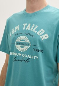 TOM TAILOR LOGO  - Camiseta estampada - tropical teal