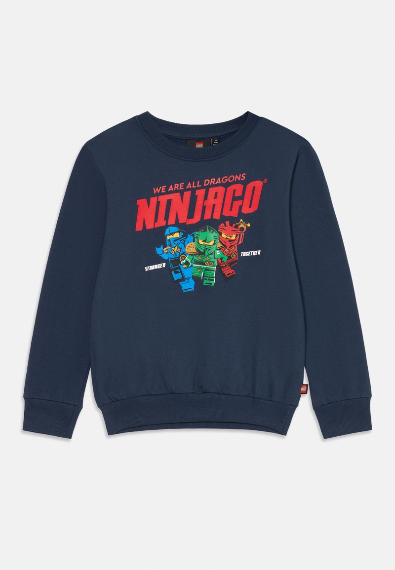 Námořnická modrá mikina se žebrovanými manžetami a lemem. Obsahuje barevnou grafiku Ninjago s textem "VŠICHNI JSME DRACI" vytištěným červeně.