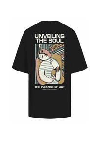 Zwarte t-shirt met grafische kunst van een persoon die ligt, met de tekst "DE ZIEL ONTDEKKEN" en een citaat, in vetgedrukte witte en pastelkleuren.