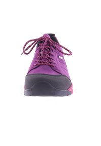 Paarse suède sneaker met zwarte rubberen zool, roze accenten en roze veter met patroon. Heeft een gestructureerde neuskap en een gevoerde kraag.