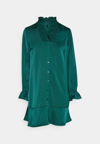 Blusa di raso teal con maniche lunghe, scollatura arricciata e chiusura con bottoni. Presenta polsini arricciati e un orlo leggermente svasato per un tocco di dettaglio.