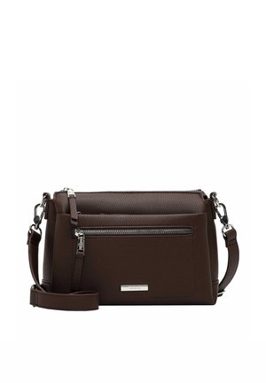 Donkerbruine leren crossbodytas met voorvak met rits, zilverkleurige hardware en verstelbare schouderriem op een witte achtergrond.