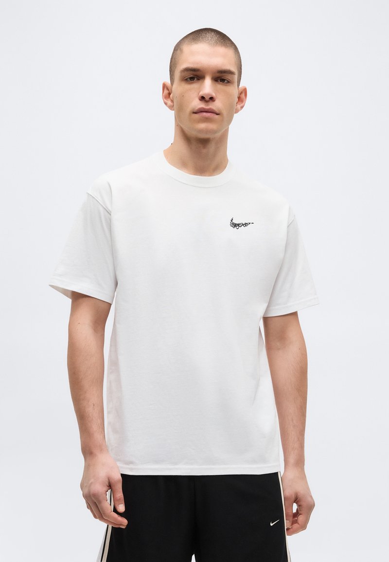 Nike Performance TEE LOCKER - Triko s potiskem - white