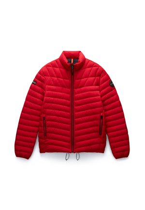 Czerwona kurtka puchowa z wysokim kołnierzem, z charakterystycznym diamentowym pikowaniem, dwoma bocznymi kieszeniami na zamek oraz regulowanym sznurkiem u dołu.