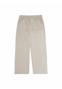 Beige wijdpijperige pantalons met een elastische tailleband, voorzien van twee achterste patchzakken en een soepele, lichte stoftextuur.